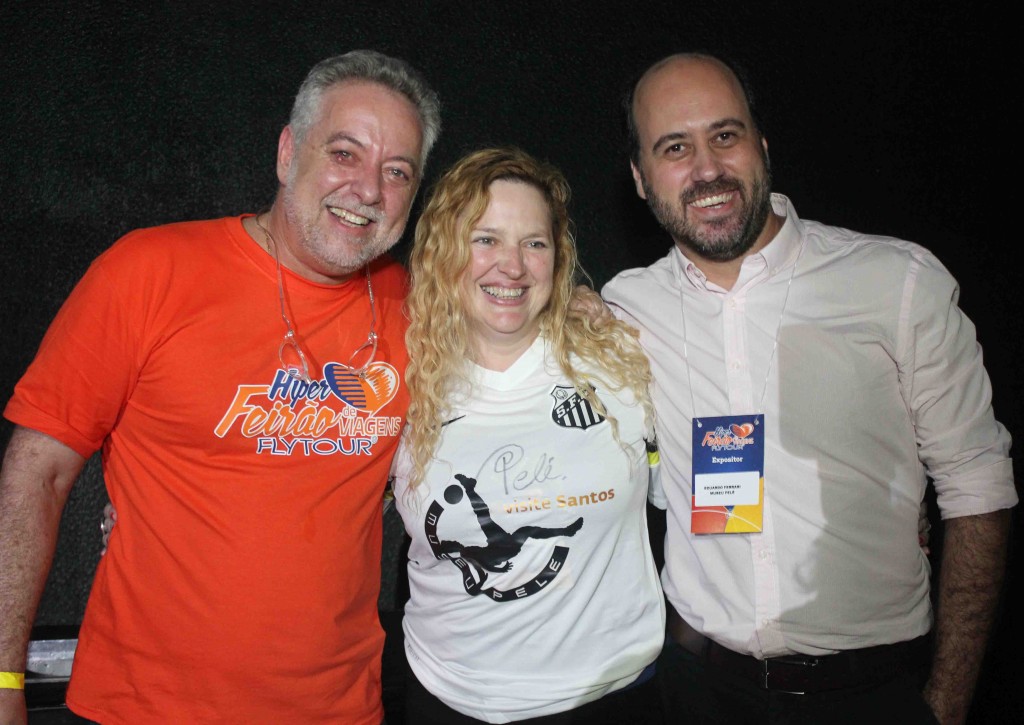 A sorteada que levou a camisa do Museu Pelé autografada, Eliane Riso, da Season Travel, do Chile, entre Michael Barkoczy, da Flytour Viagens, e Eduardo Ferrari, diretor do Museu Pelé