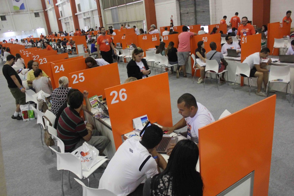 Algumas das posições de atendimento no Hiper Feirão de Vendas Flytour: 3.320 pacotes vendidos em três dias (fotos divulgação)
