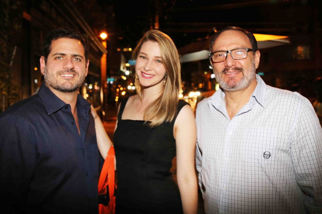 Beni Piatetzky, do Centro de Eventos Pro Magno, com e namorada, e Marcelo Schapochnik, do KKL Brasil