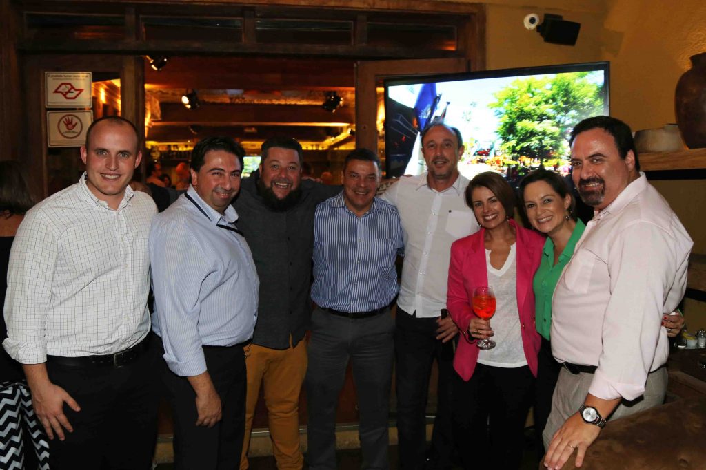 Palumbo e Schapo com os amigos Marcos Pessuto e Marcelo Paolilo (Flytour Viagens), Cleiton Feijó, (Assisticard), Fernado Ciavolella e Carmen Lippi (Flytour Eventos) e Carol Mokshin (UTC)