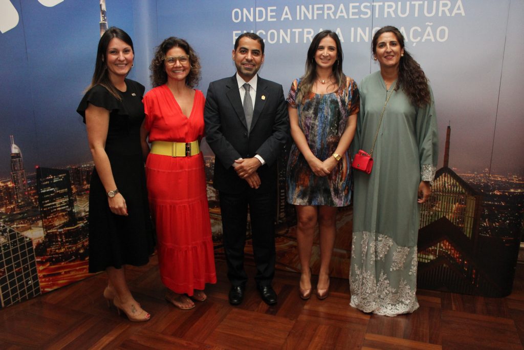 Dinah Policarpo e Danielle Clouzet Roman, da Interamerican Network, Saleh Al Suwaidi, cônsul de Dubai, Cibele Moulin, da Interamerican Network e Karina Lance, do Dubai Business Events