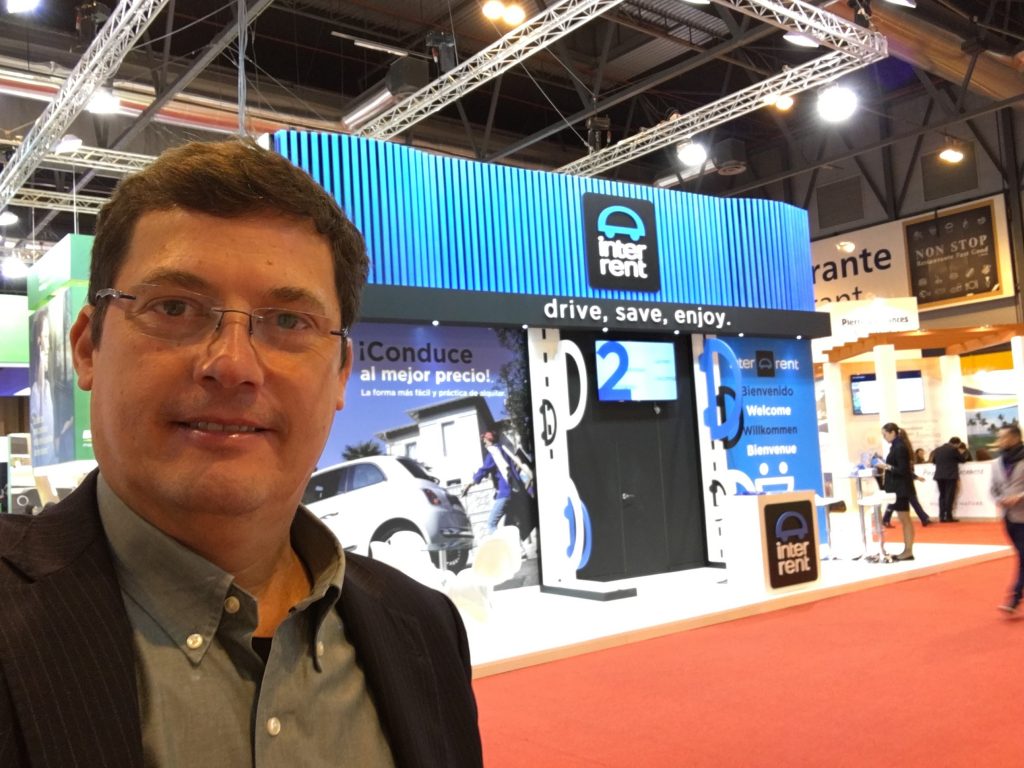 O diretor da ITMS, Luiz de Moura Júnior, junto ao estande da Inter Rent, na Fitur, em Madri (foto diovulghação/ITMS)