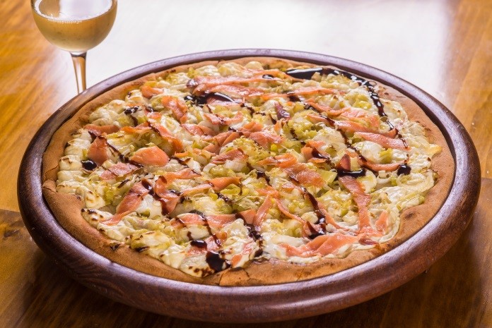 Pizza Pescara -  com cream cheese, salmão defumado,  alho poró e molho tarê  