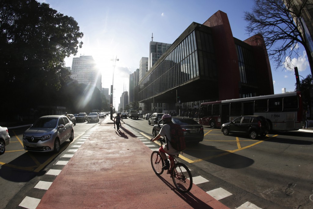 Vista da Avenida Paulista com o funcionamento da ciclovia. Foto: Jose Cordeiro/SPTuris