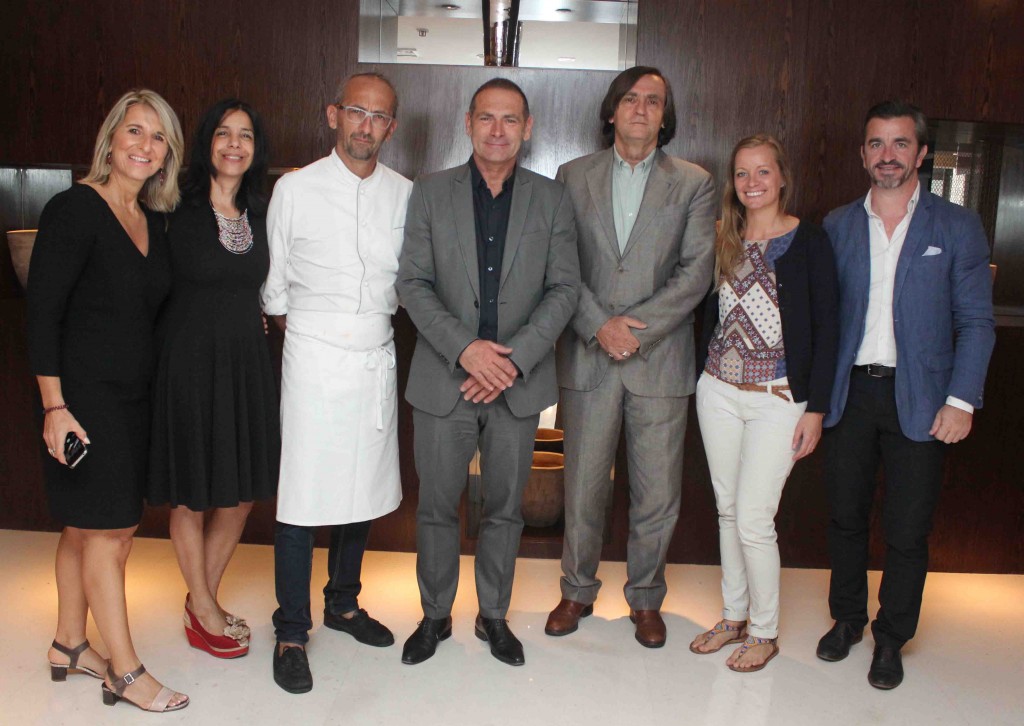 Valérie Vuillerme (PACA), Rabiha Benaissa (Paca), o chef Michel Portos, Bernard Jaussaud (PACA), Jean-Philippe Pérol (Atout France Américas), Tersa (Storm Voucluse Tourisme), e Stéphane Blanc (Avignon Tourisme)