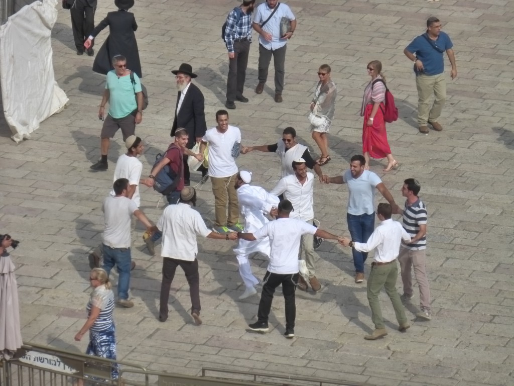 Estudantes de yeshivá (seminário rabínico) dançam perto do Kotel
