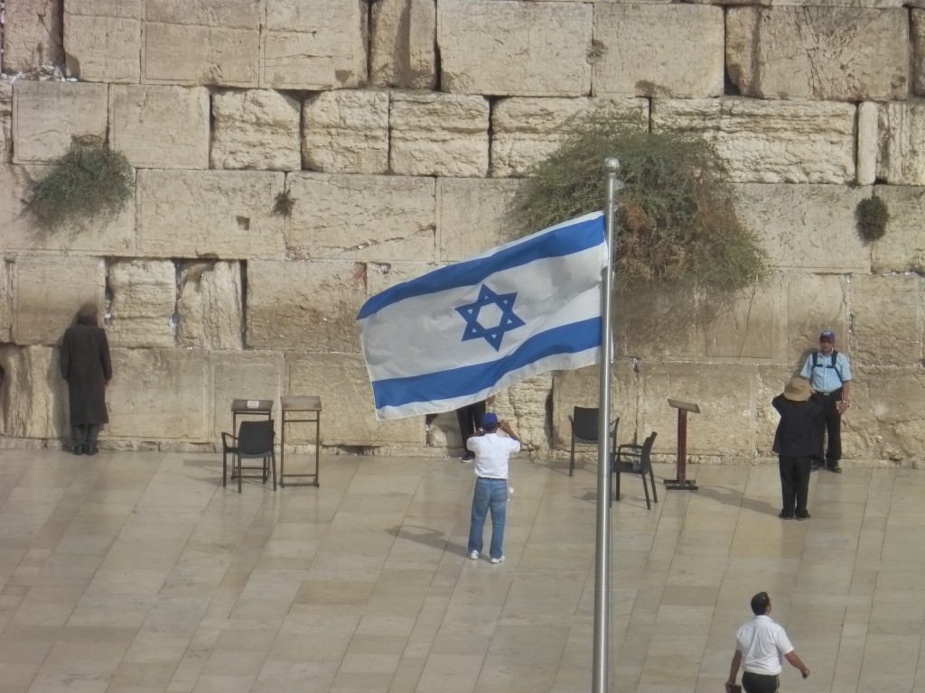 Bandeira do Estado de Israel tremula em frente ao Kotel