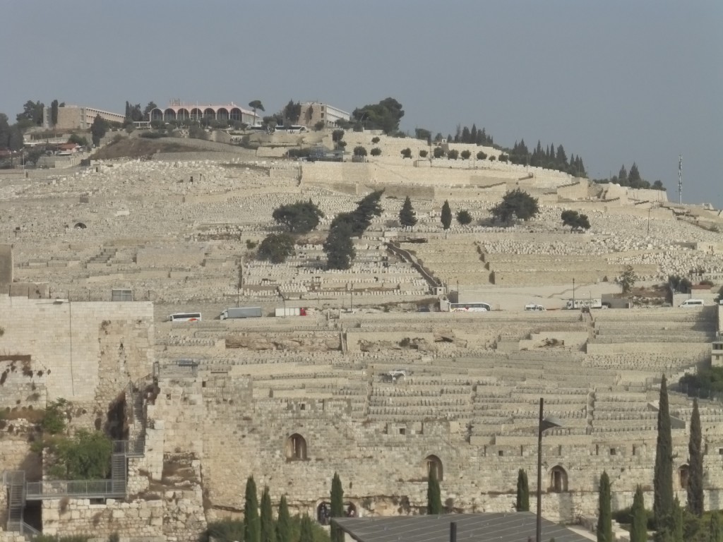 Dos mirantes no Bairro Judaico dá para ver, entre outros lugares, o Monte das Oliveiras -- onde há um cemitério israelita