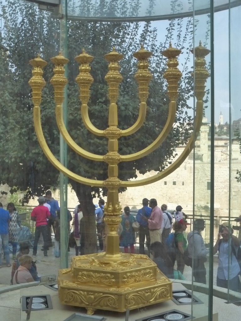 Menorá (candelabro judaico de sete braços) exposta no Bairro Judaico, na Cidade Velha de Jerusalém: a original foi roubada pelos romanos no ano 70; esta réplica é igual à que ficava no Templo de Jerusalém: toda em ouro