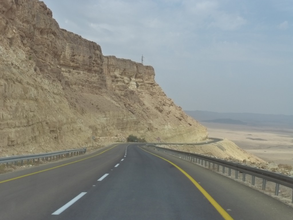 Estrada que liga Mitzpe Ramon a Eilat cruza o Ramon Machtesh