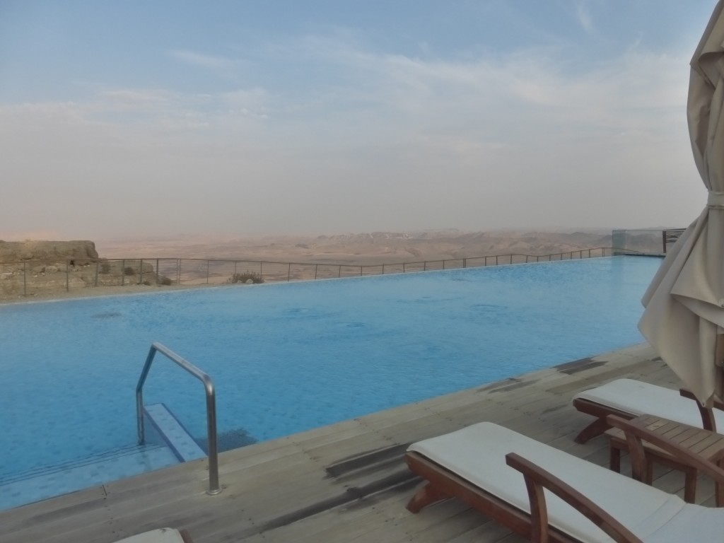 A piscina externa, com borda infinita e vista para o deserto, é um dos destaques do hotel