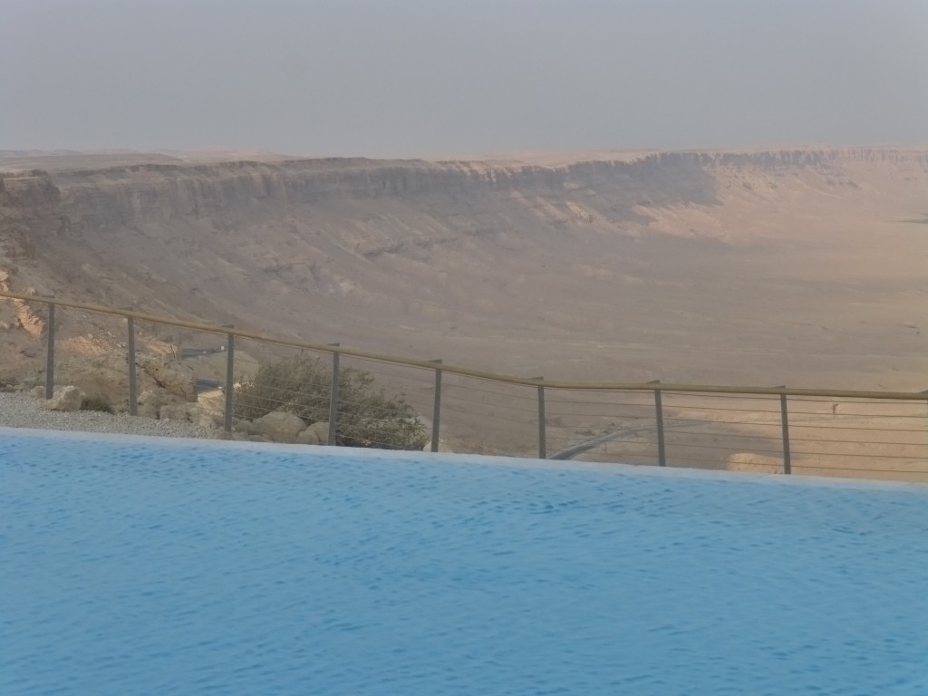 Vista do deserto desde a piscina externa: o espetáculo da natureza