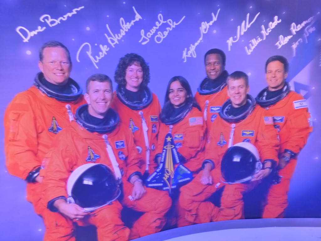 O astronauta israelense Ilan Ramon (primeiro da direita para esquerda) com seus colegas norte-americanos: todos morreram na desintegração do ônibus espacial Columbia, em 2003; a foto está no Mitzpe Ramon Visitor Center