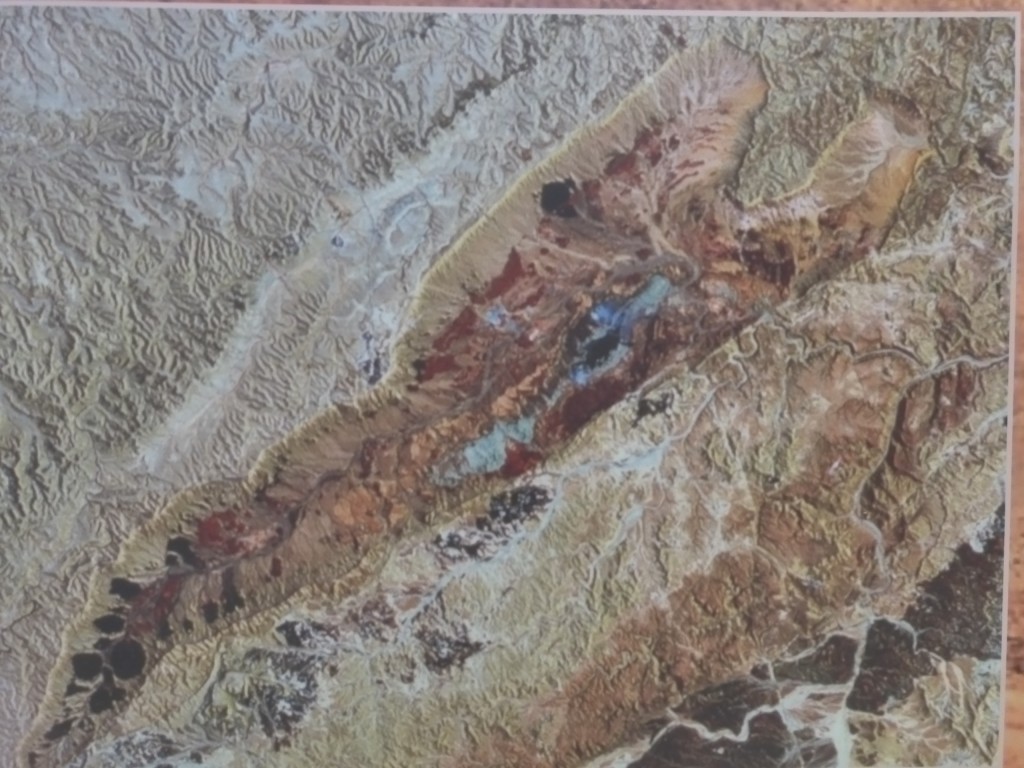 O Ramon Machtesh fotografado por um satélite; foto exibida no Mitzpe Ramon Visitor Center