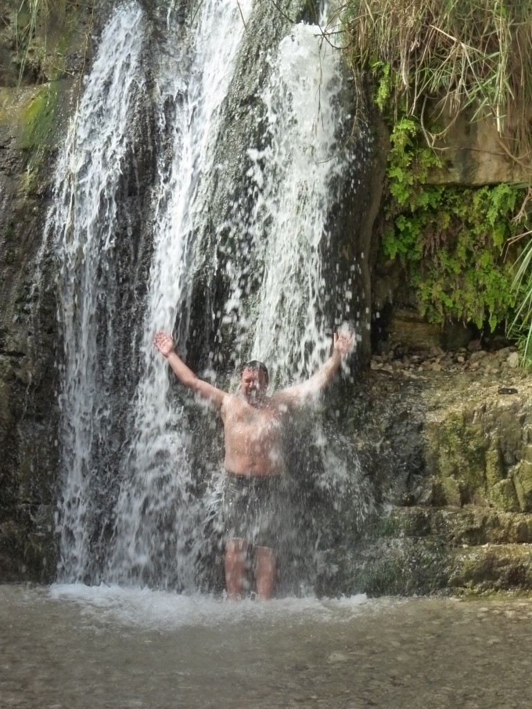 O editor do TURISMOEtc, Claudio Schapochnik, tomando banho na jacuzzi natural