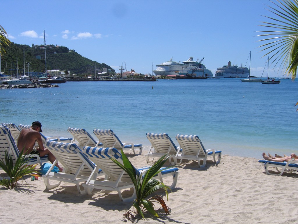 Turista em praia de St. Maarten