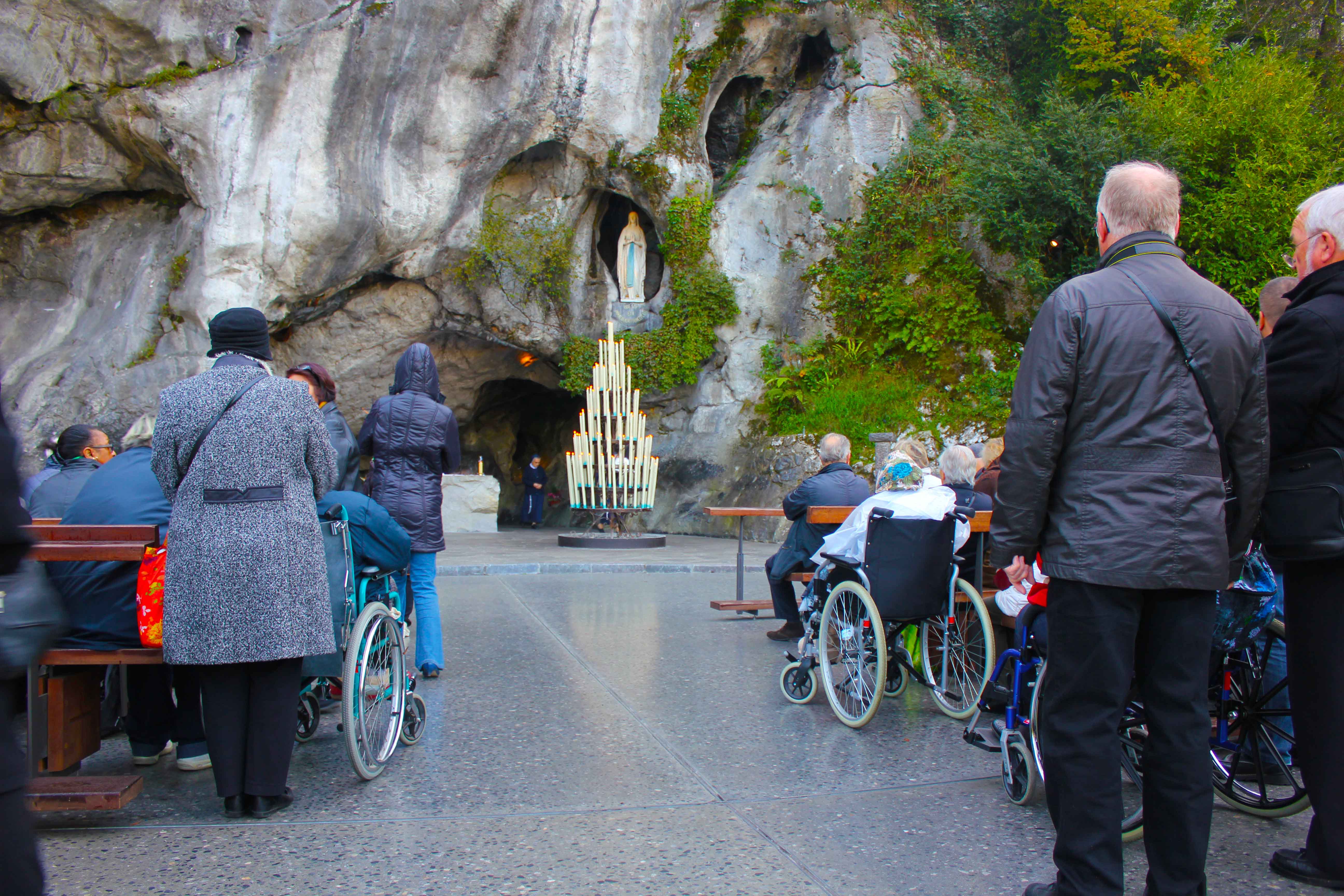 Devotos e fiéis de todas as partes do mundo se reunem em Lourdes