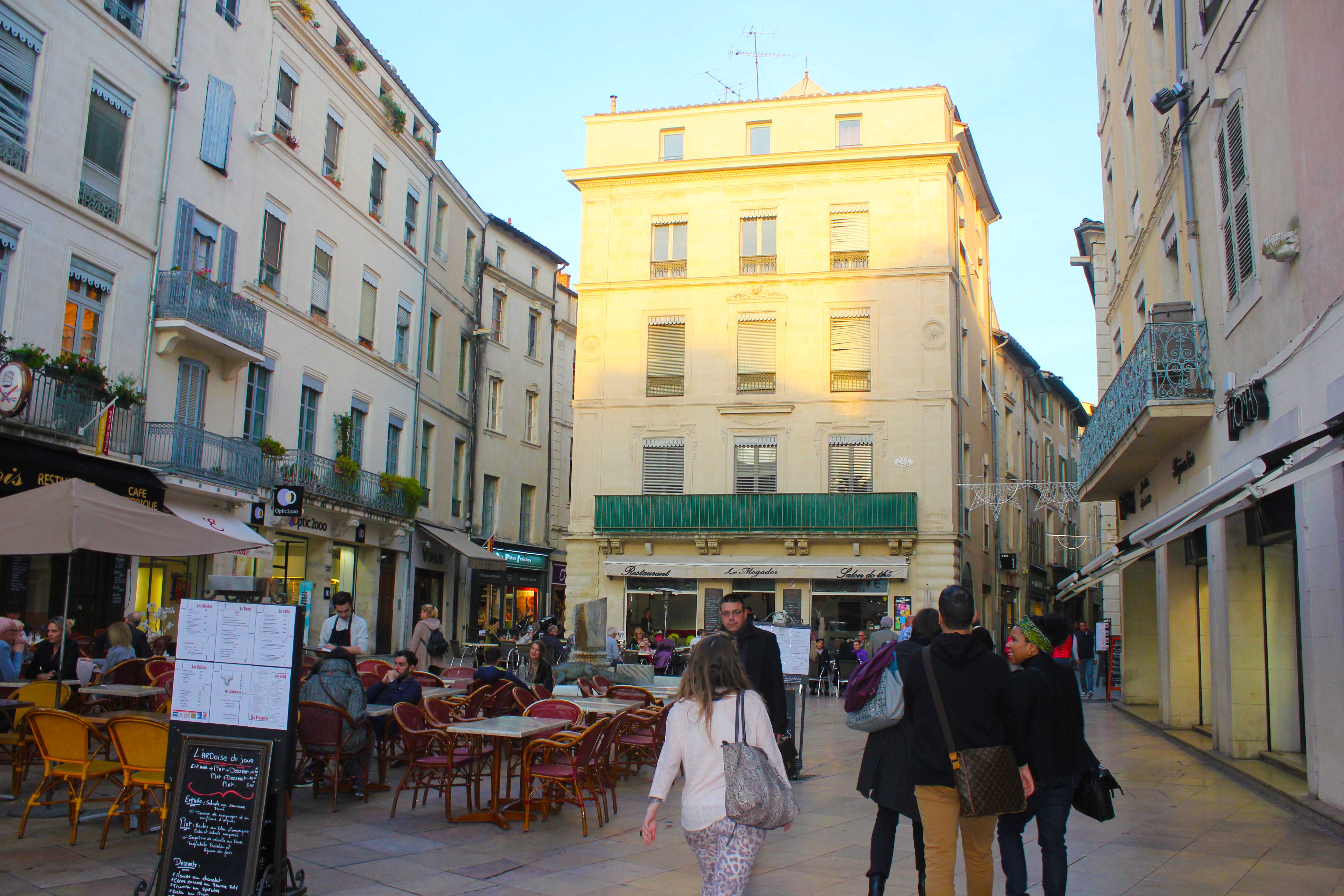 Em Nimes, os restaurantes e bares tomam conta das calçadas. Ali tem quase que de tudo