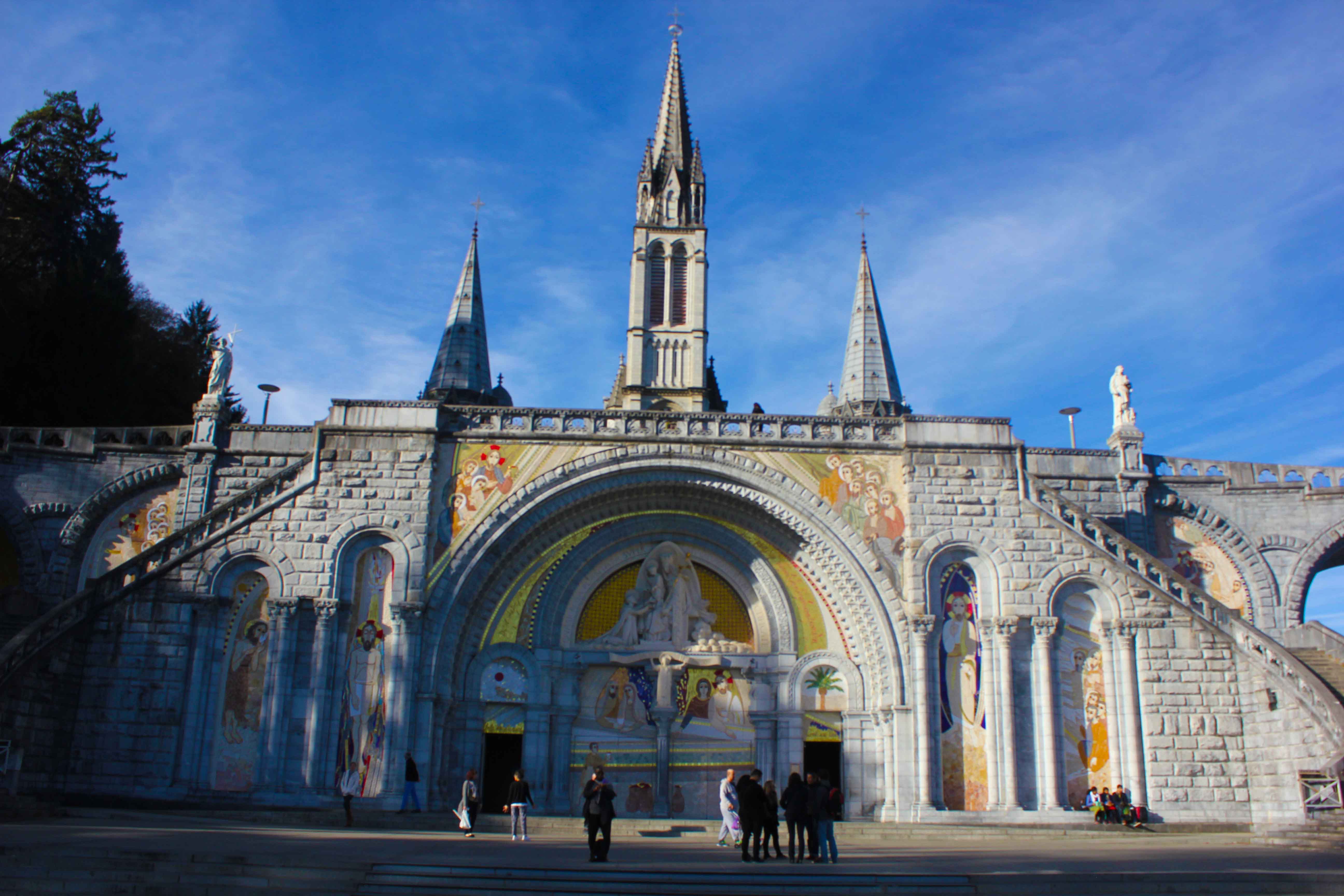 Fachada da Basílica de Lourdes, na França