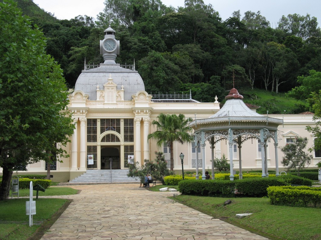 Fachada do balneário municipal de Caxambu, bem próximo do Hotel Glória: atração imperdível na cidade