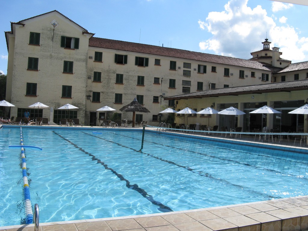 Uma das piscinas do hotel mineiro