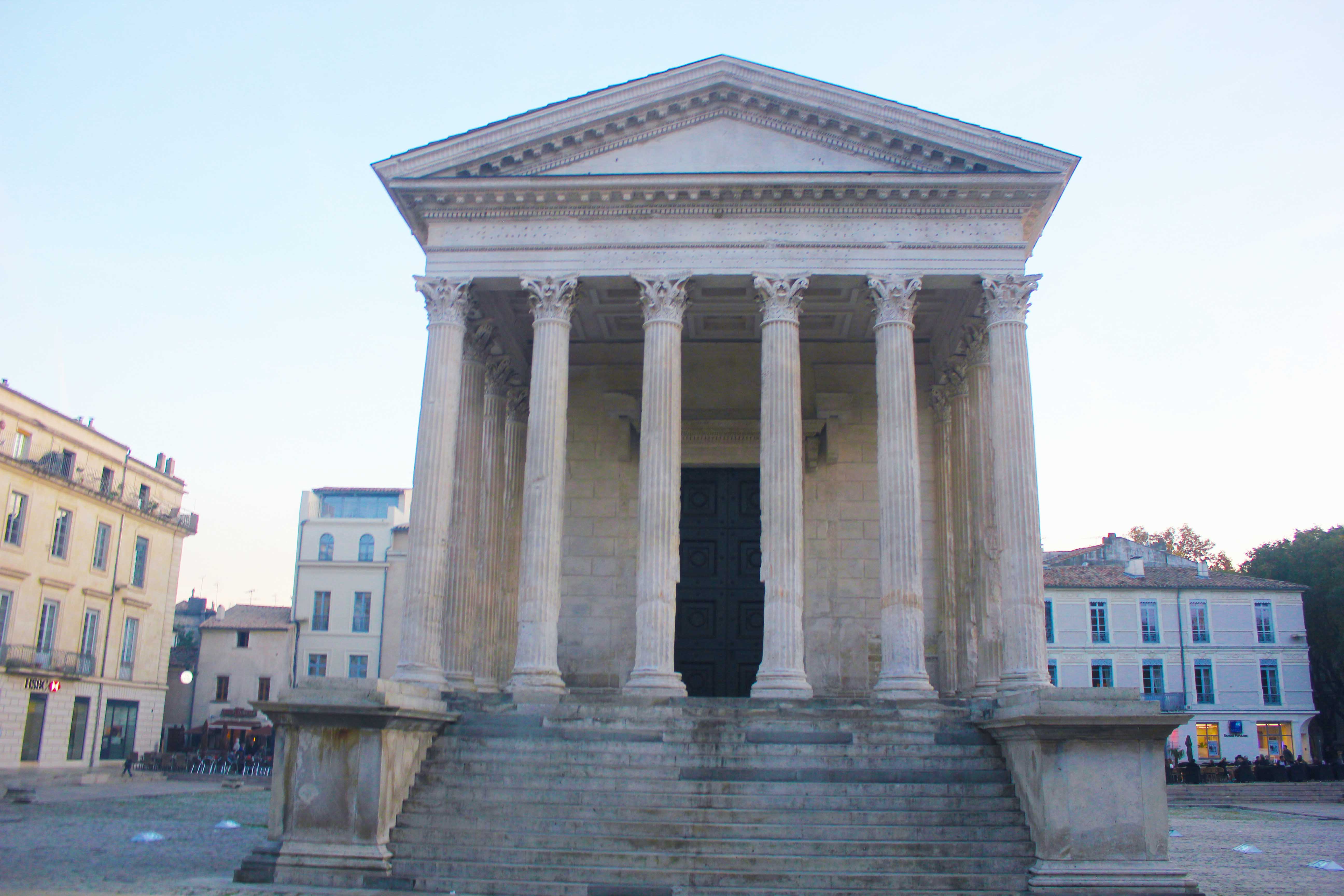 La Maison Carré, simbolo da religiosidade romana que hoje abriga um museu de história sobre o templo
