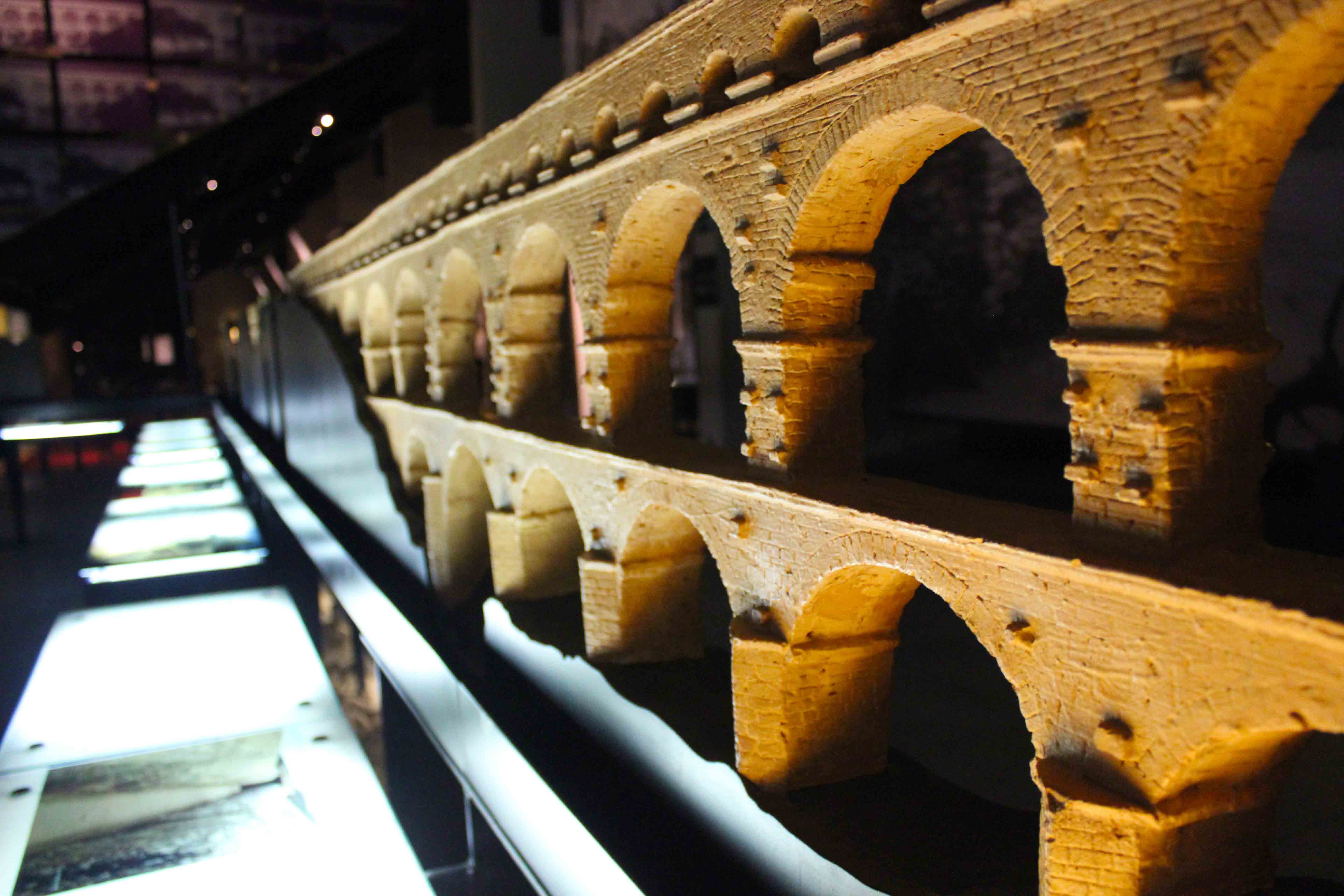 Maquete que explica a construção. O objeto fica dentro do museu de Pont Du Gard