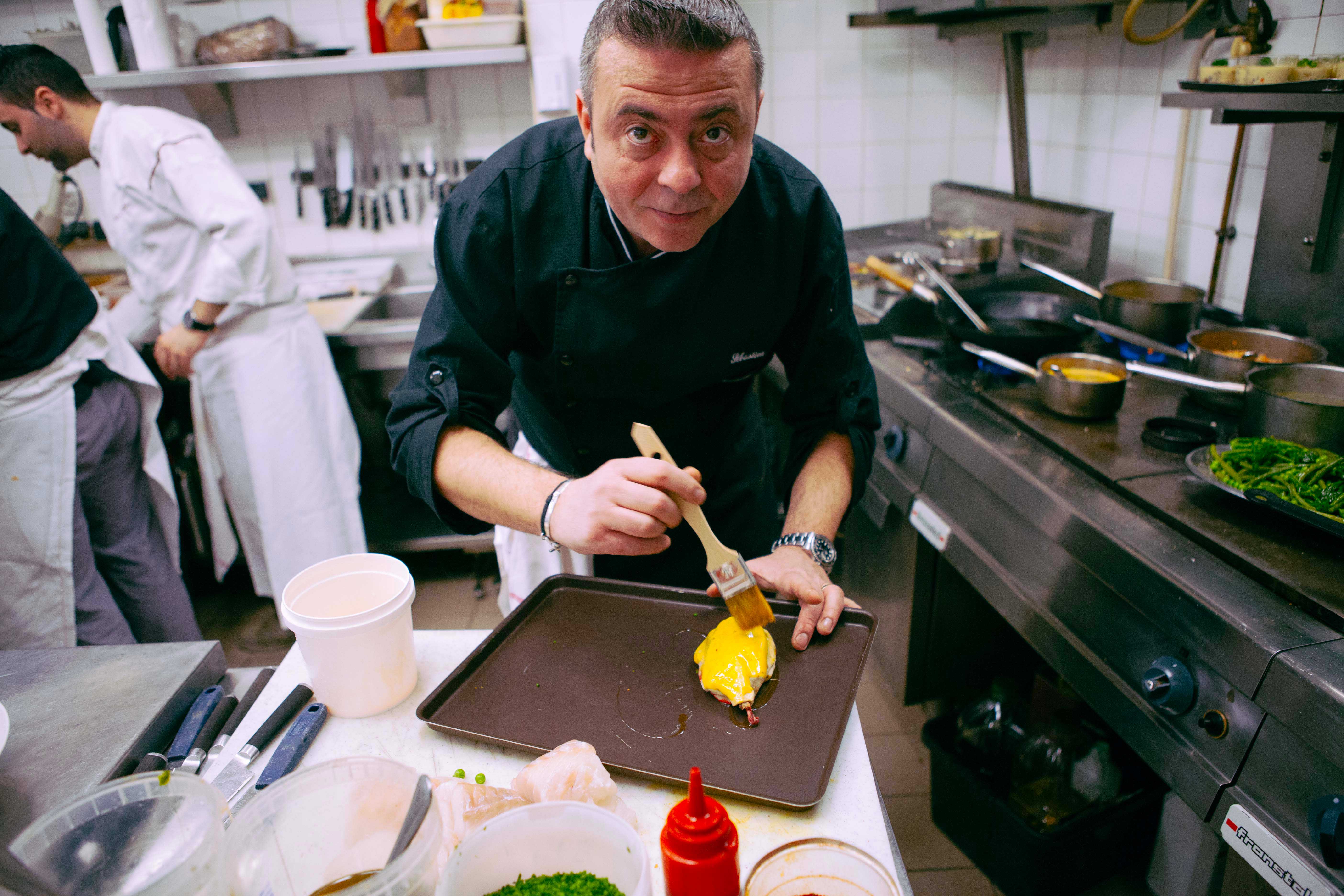 O chef Sebastien Granier no comando da cozinha do Le Restaurant aux Plaisirs des Halles