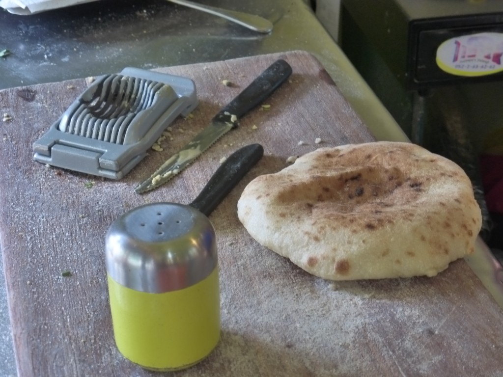 Saleiro, equipamento para cortar o ovo cozido em fatias e a pita