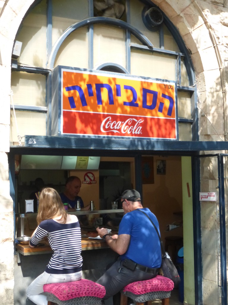 A fachada da Sabichia, em Jerusalém, a capital de Israel: comida simples, barata e muito saborosa