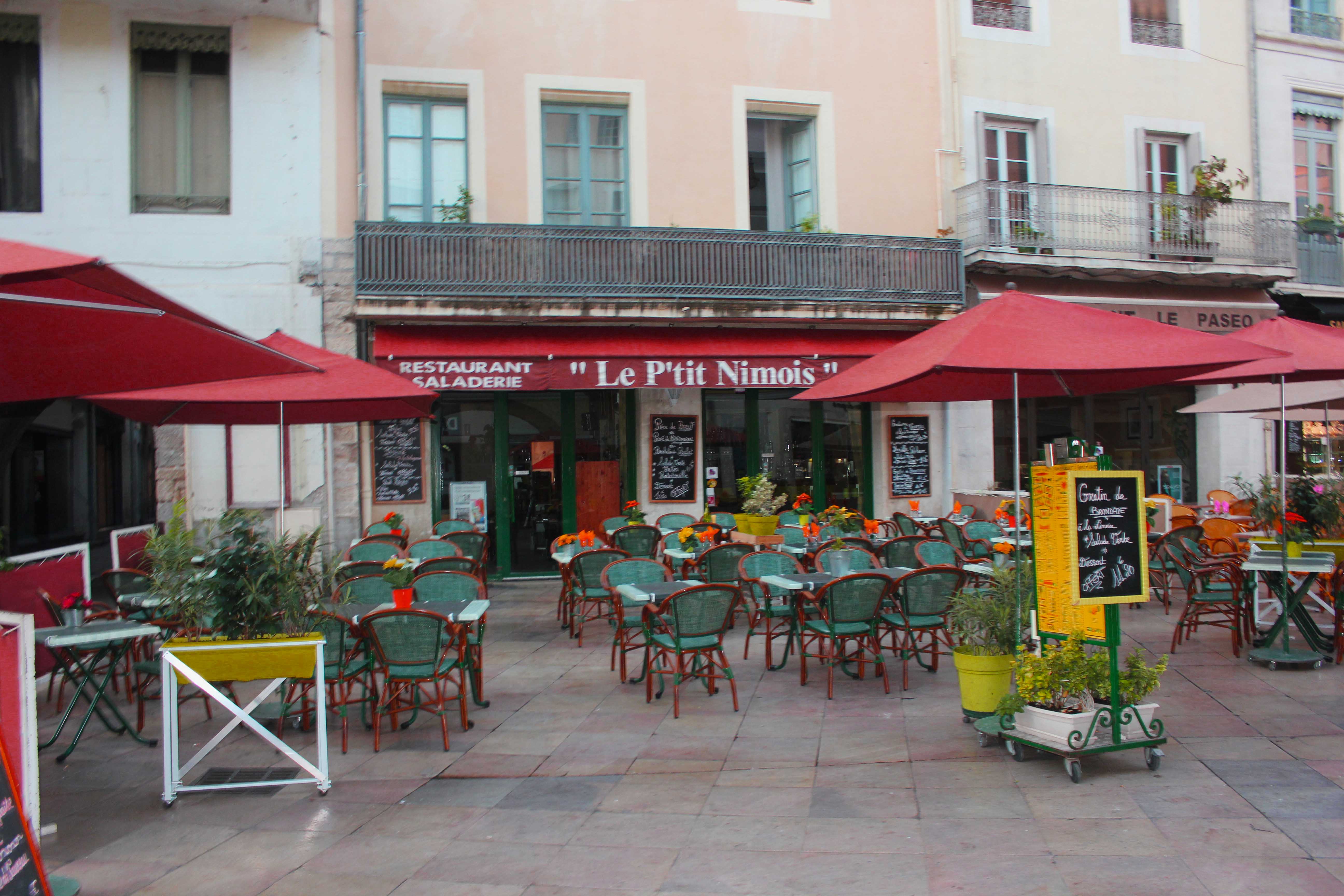 Restaurantes e bares em Nimes. A cidade abriga uma boa quantidade deles