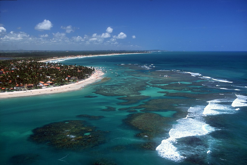 Vista aérea da praia de Porto de Galinhas, no litoral permabucano: sede da Destination Brazil Travel Mart 2016 (foto Turismo Pernambuco)