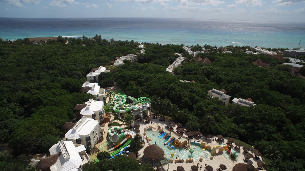 Vista aérea do Aqua Park em meio à área verde do Sandos Caracol e o Mar do Caribe