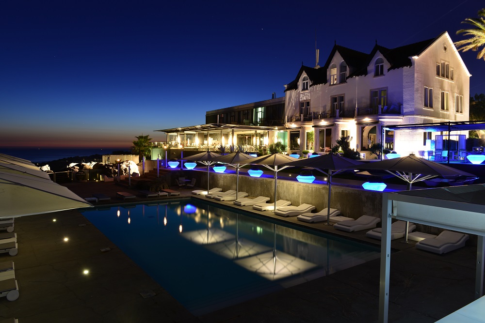 Vista noturna piscina do Hotel Farol - (Fotos: Divulgação)