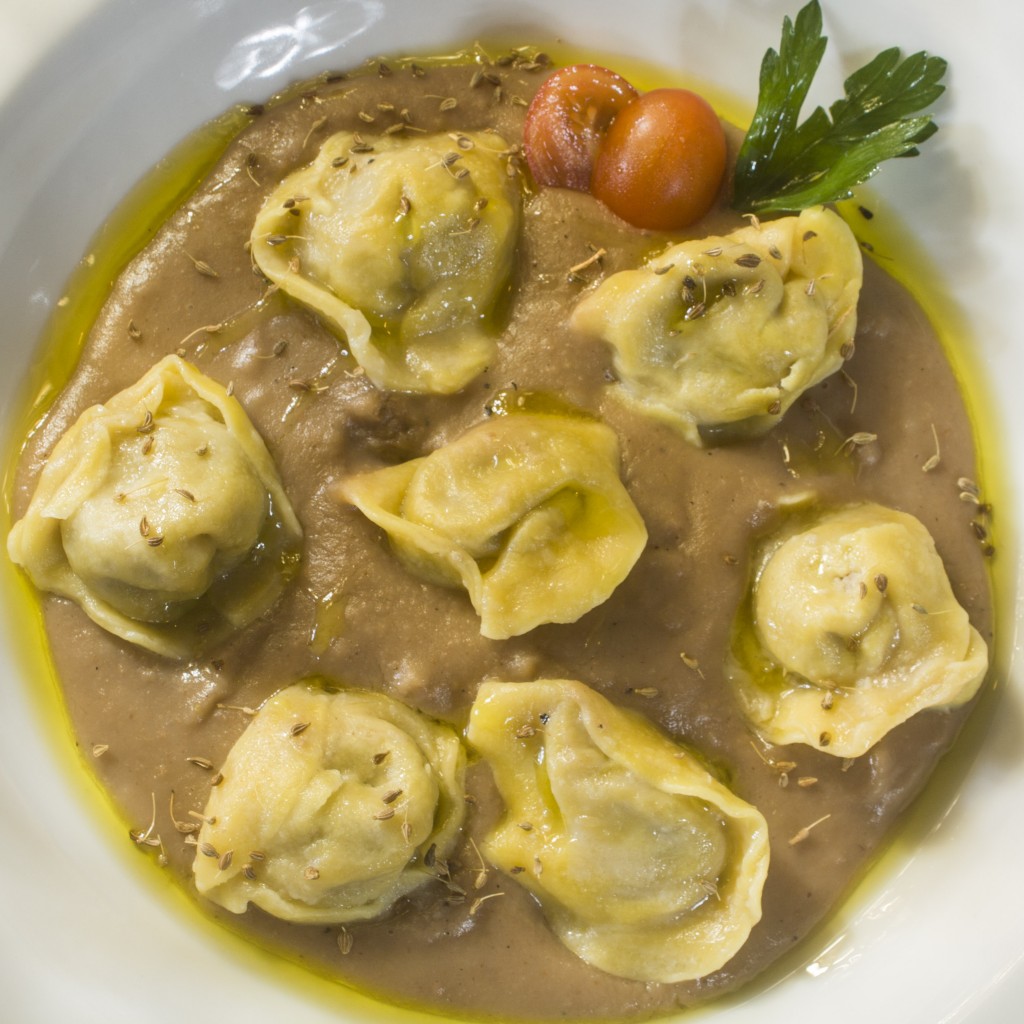 Cappelletti de leitão brasato ao finocchio selvatico com creme de castanha portuguesa e feijão branco (R$54) - Foto: JC Gonçalves)
