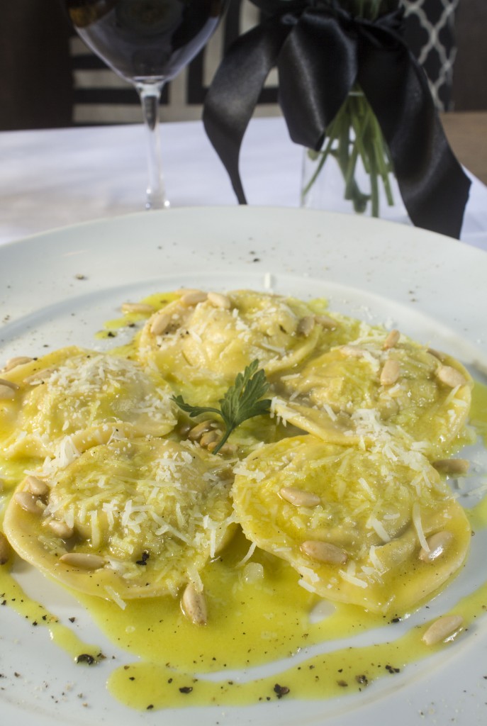 Ravioli de "cacio e pepe" ao molho de pistilli de zafferano, pecorino e pinoli (R$52). (Foto: JC Gonçalves)