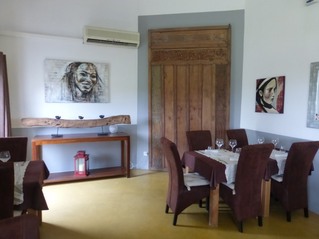 Interior da casa, que possui algumas obras de arte