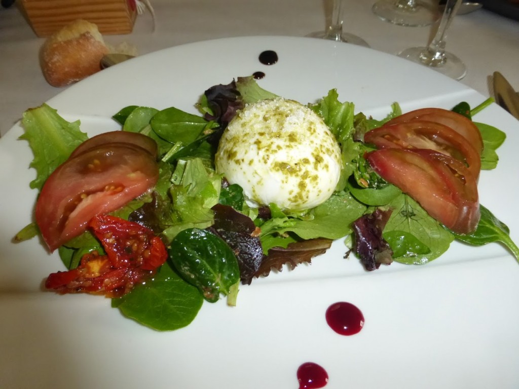 A salada com burrata que comi: simples e ótima