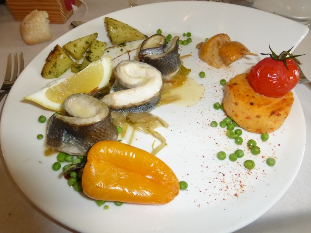 Peixe com vegetais grelhados e polenta foi o prato principal