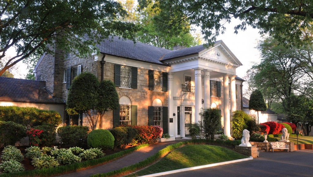 Graceland, a casa onde Elvis Presley morou parte da vida e também morreu, em 1977