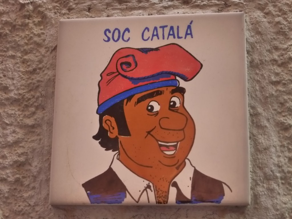 ...e esse azulejo pintado escrito "sou catalão", ao lado de uma casa