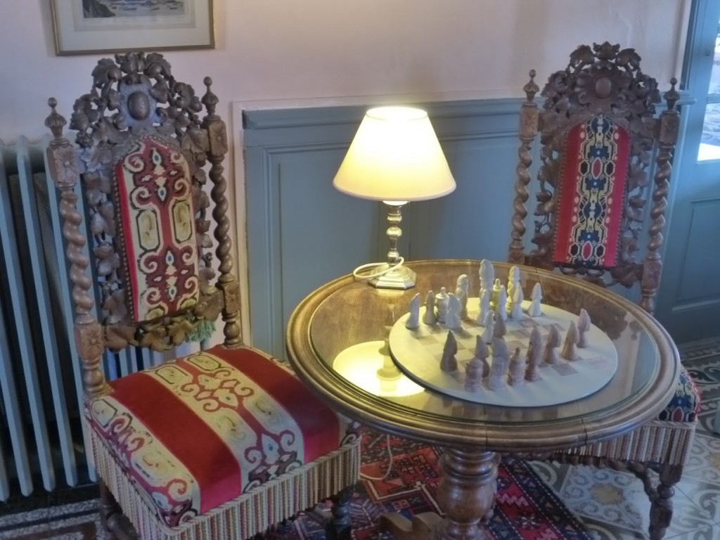 Jogo de xadrez na sala de estar