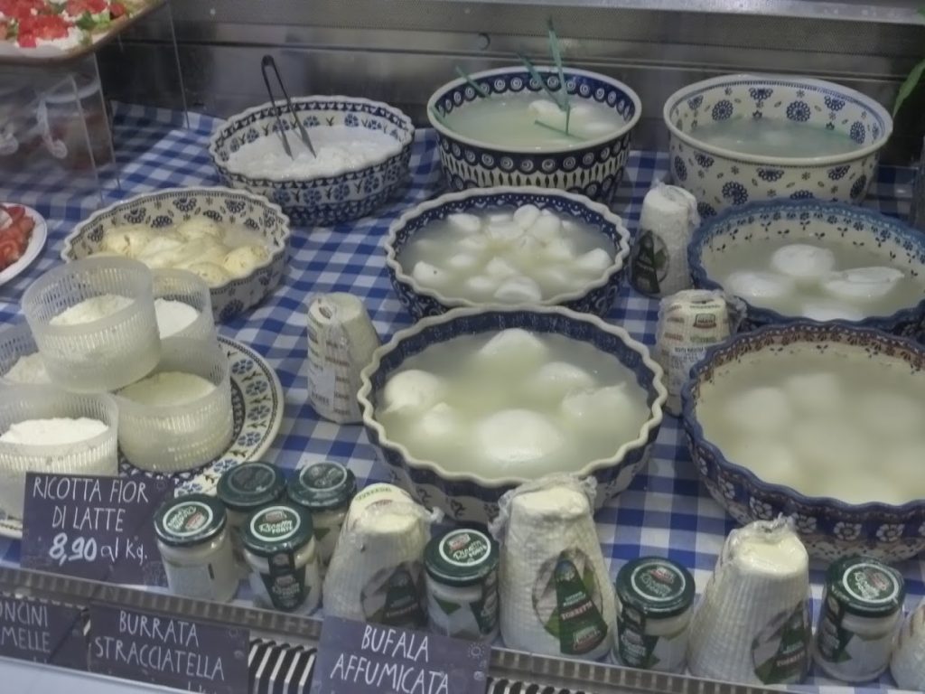 Vitrine de queijos e ricota à base de leite de búfala