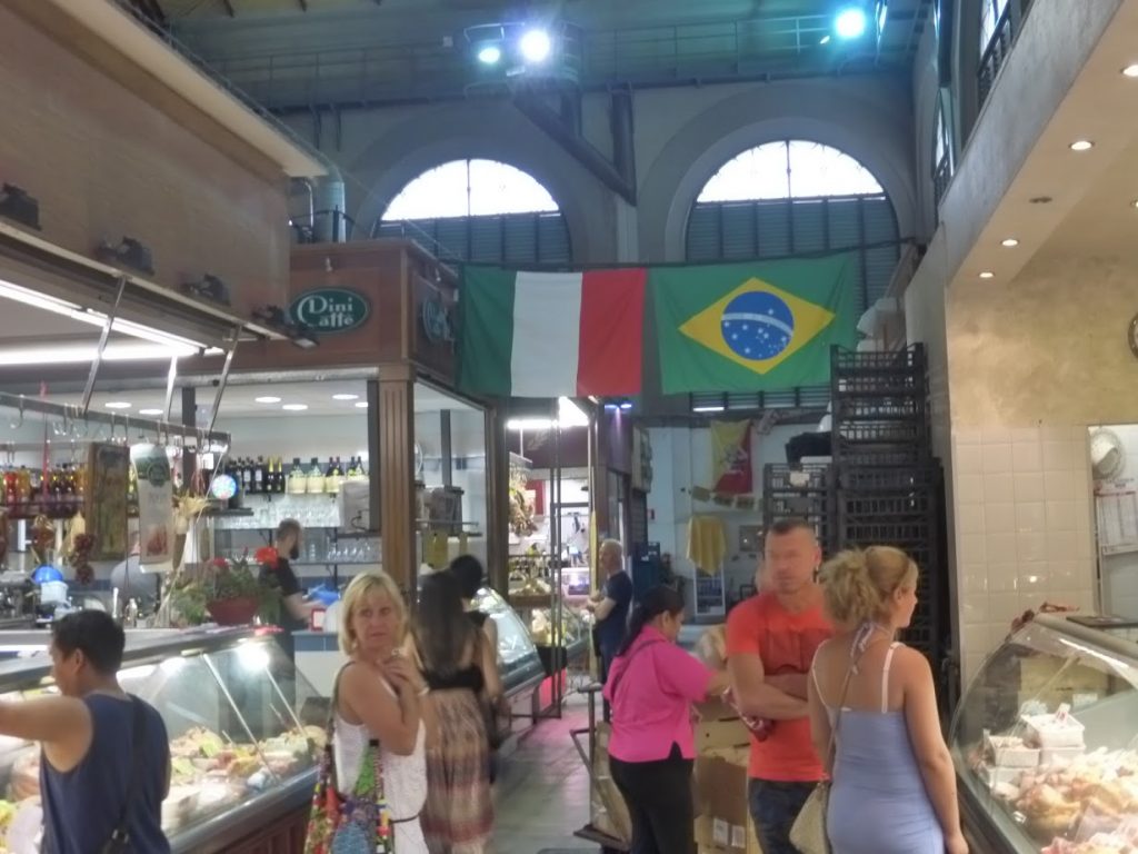 Várias bandeiras do Brasil podem ser vistas por lá: é de brasileiros que vivem na cidade ou de italianos que têm parentes por aqui