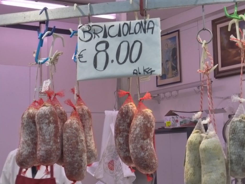 Embutido vendido em um dos açougues