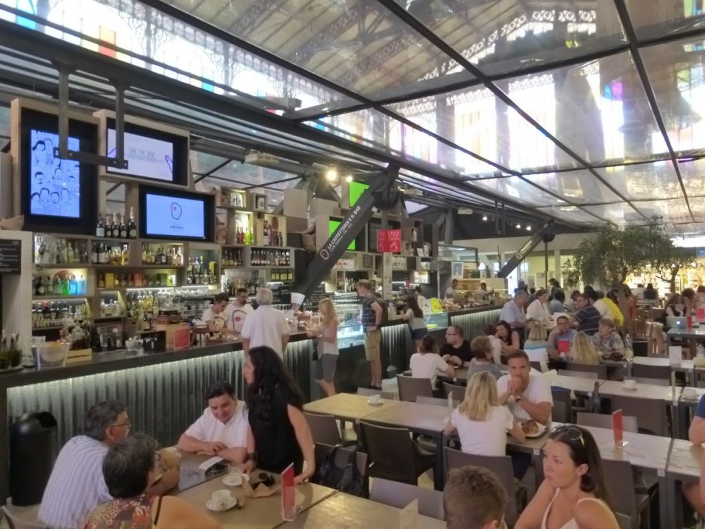 Na parte superior do mercado há diversos restaurantes: as mesas são coletivas