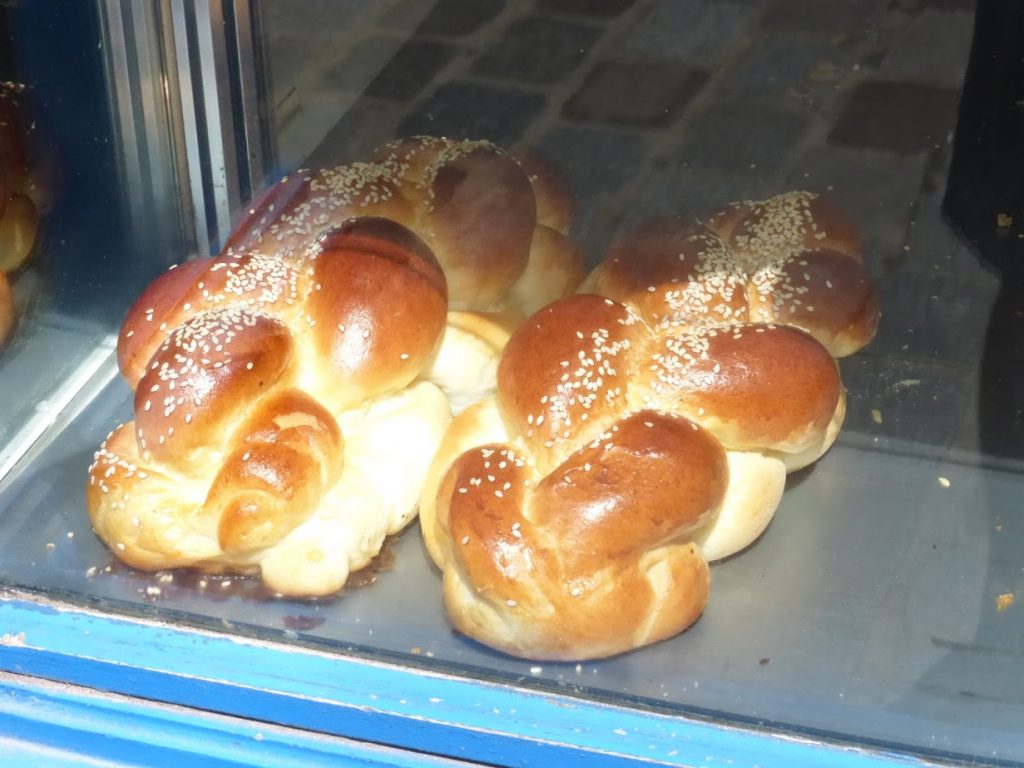 Também é vendida a chalá, o pão judaico utilizado na cerimônia do Shabat