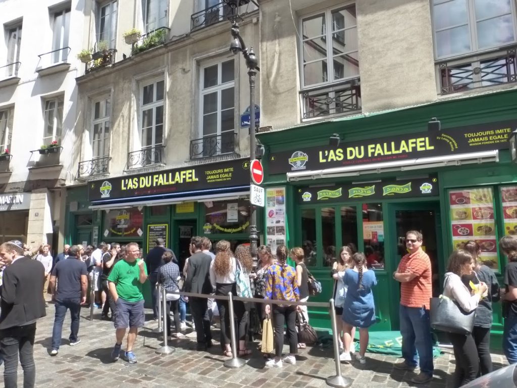 Turistas na fila para comer falafel na L´As du Fallafel