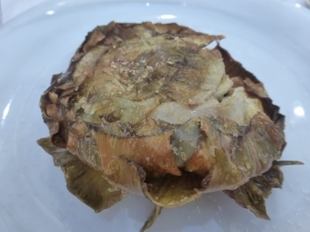 O carciofo alla giudia – alcachofra frita – é um clássico da culinária judaico-romana e onipresente nos restaurantes da Via Portico d´Ottavia