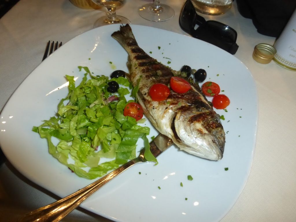 O peixe assado como segundo prato